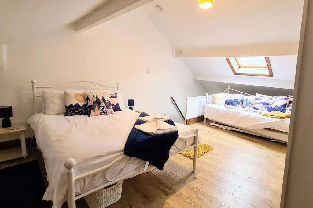 2 Bedroom Victorian Canal Side Terrace House. Hebden Bridge Esterno foto