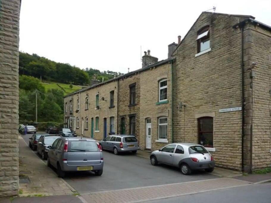 2 Bedroom Victorian Canal Side Terrace House. Hebden Bridge Esterno foto